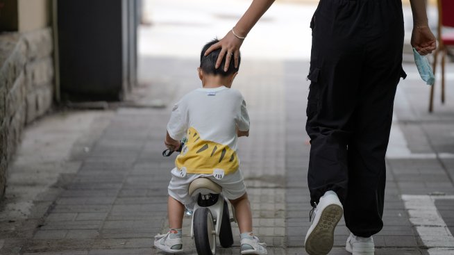 Населението на Китай се свива за трета поредна година въпреки повечето новородени