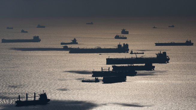 Руски военен кораб прикрива танкери, част от "сенчестата" флотилия на Русия в Ламанша