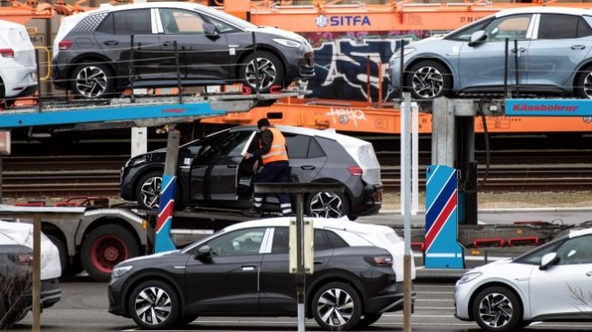 Автомобилният пазар в Германия се свива през 2021 г. заради недостига на чипове