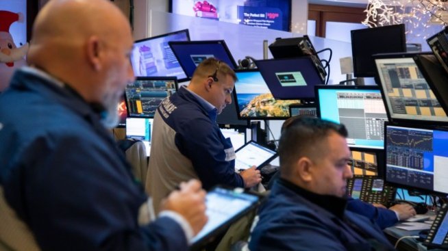 Коледното настроение напусна Wall Street*