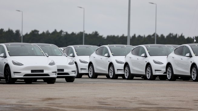 Делът на изцяло електрическите коли в света достига 12% през март