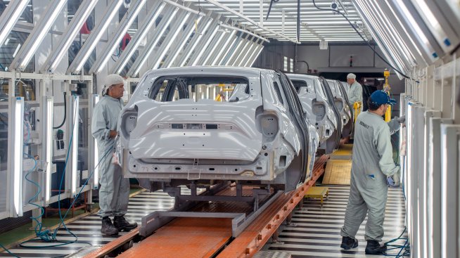 Продажбите на Renault достигат плато през първото полугодие заради отлива при микробусите
