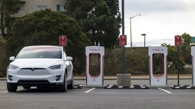 Tesla за малко не е изпълнила целта си да достави 500 хил. коли през 2020 г.