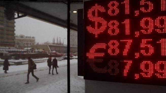 Новото поевтиняване на петрола повлече и рублата надолу