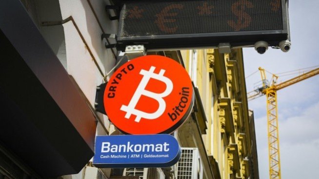 Експерт: Етериумът е "уморен" от успеха си, а биткойнът е предпочитан пред златото