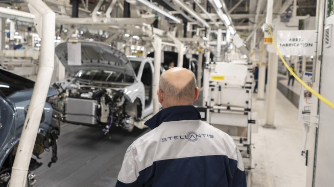 Stellantis отчита спад в тримесечните приходи, оттегля целогодишните си насоки