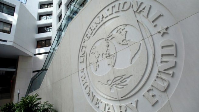 МВФ: Пандемията поставя повече хора в риск от бедност