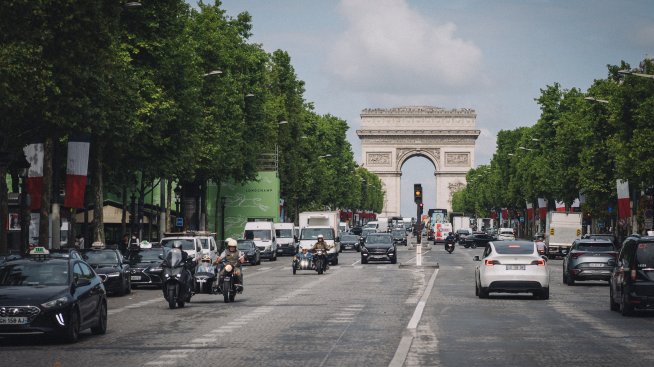 Париж мести складовете на търговците в центъра, за да се бори със замърсяването и трафика
