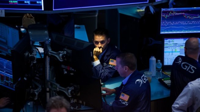 Dow приключи най-мрачната сесия за годината, изтривайки над 900 пункта