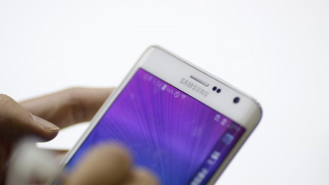 Печалбата на Samsung спада наполовина