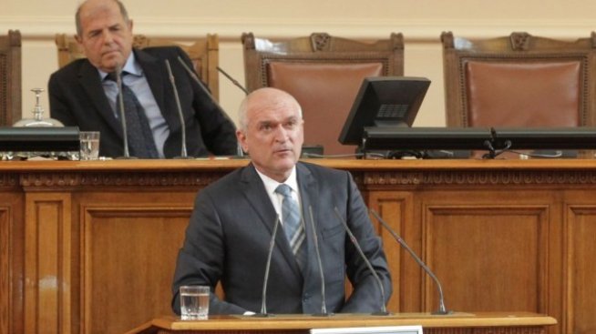 През първата си сесия парламентът прие 12 законопроекта на правителството