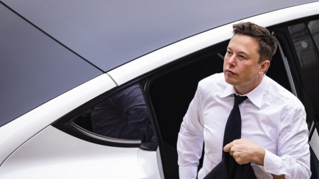 Илон Мъск не е доволен от бета версията на софтуер за управление на Tesla
