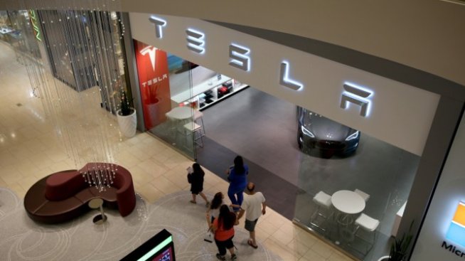Акциите на Tesla се изстреляха със 7% след смесени финансови данни