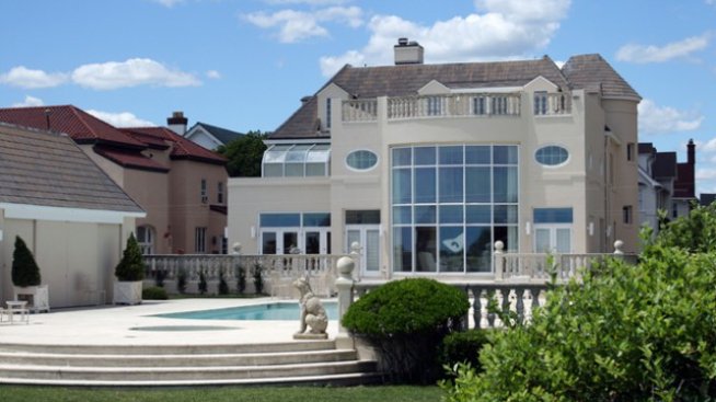 Апетитът на ултрабогатите за инвестиции в имоти не намалява