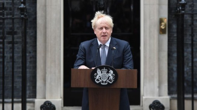 Защо Джонсън попадна под такъв натиск