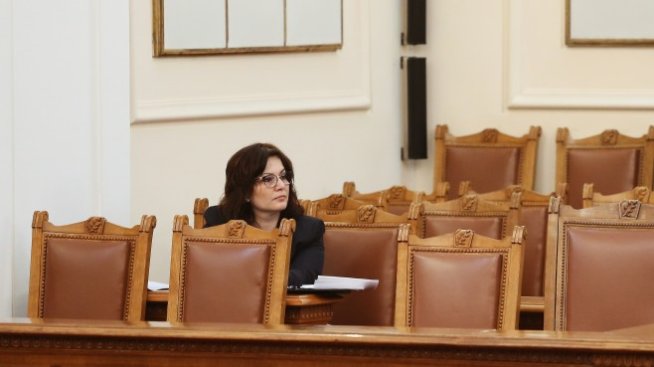 Асена Сербезова има 3 месеца да намери изход от кризата с медицинския персонал