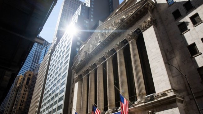 Dow започва новия месец със скок от над 400 пункта