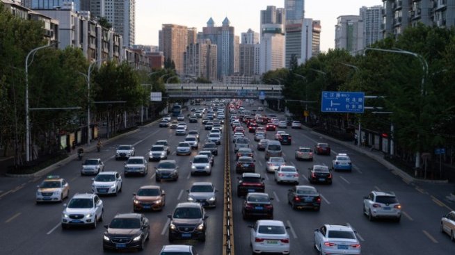 Китай гони самодостатъчност при компонентите за &bdquo;зелени" автомобили до 2035 г.