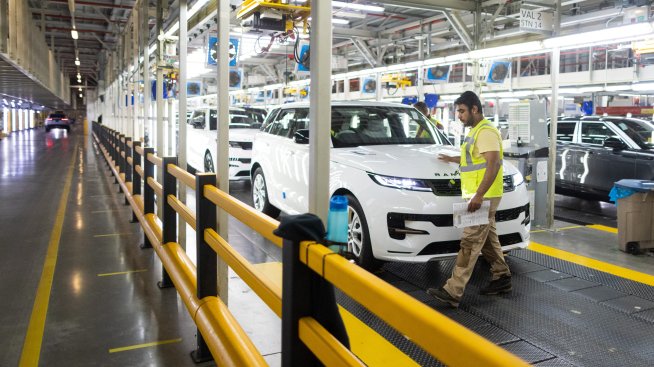 Наводнение в Алпите удря производството на Mercedes и Jaguar Land Rover