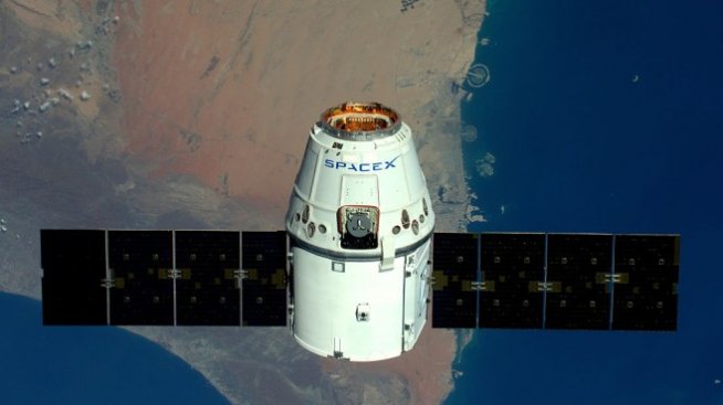 Капсулата на SpaceX с двама американски астронавти се скачи с МКС