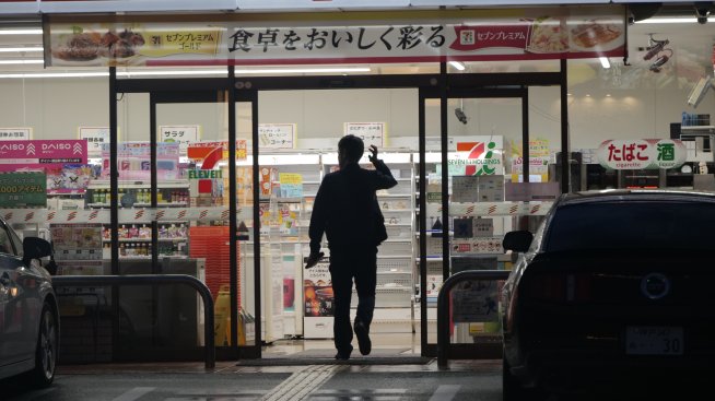 Производствената активност в Япония се свива с по-слаб от очакваното темп