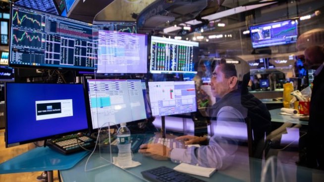 Dow възстановява 200 пункта в петък, но остава със спад за седмицата