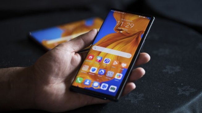 Конкурентите на Huawei стават все по-смели, докато тя се бори с проблеми