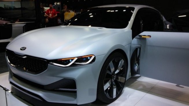 Kia атакува сегмента на спортните седани