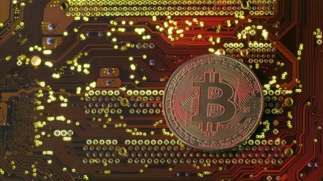 Биткойнът се срина с 30% от върха си