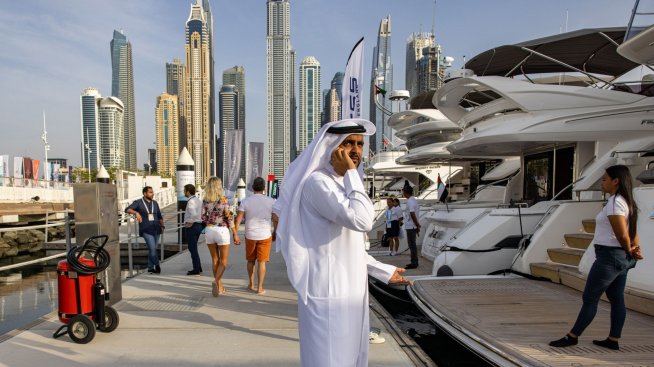 Суперяхти, частни самолети и тематични футболни хотели: как Дубай печели от Световното по футбол