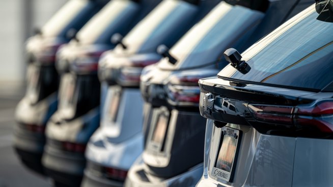 General Motors предупреди за риск от свиване на продажбите на електромобили в Канада