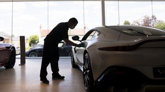 Продажбите на автомобили във Великобритания се връщат към спад през август