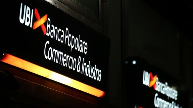Италианската политическа криза повлече надолу акциите на банките