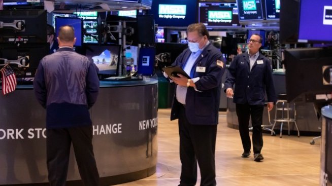 Dow изтри близо 300 пункта въпреки данните за инфлацията