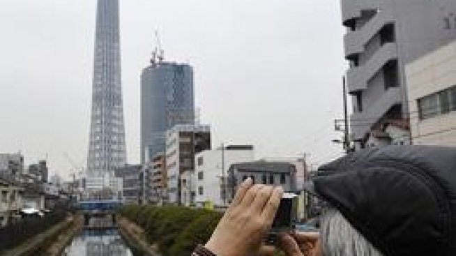 Кулата Tokyo Sky Tree устоя на земетресението и достигна пълната си височина