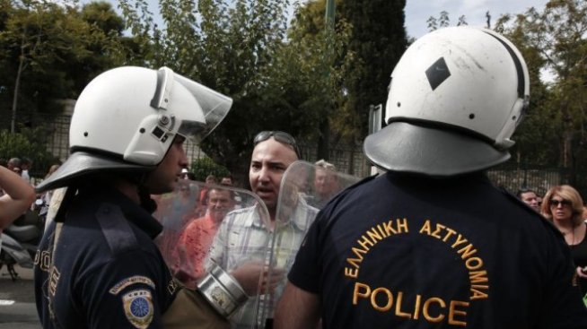 Безредици в Атина заради планираните съкращения в образователния сектор