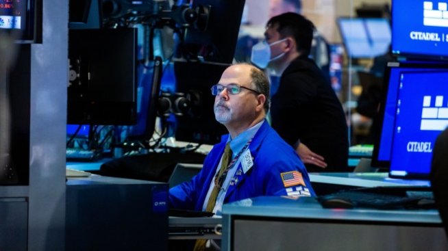 Индексът S&P 500 намалява леко след най-добрата си седмица от 2020 г.*