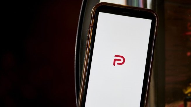 Социалната мрежа Parler отново съди Amazon