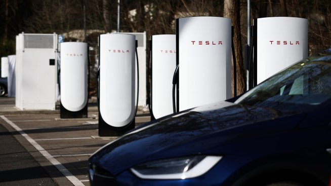 17 коли на Tesla бяха унищожени при пожар в Рим, според Мъск това е терористичен акт