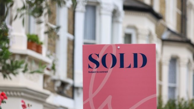 АЦБ: Ръстът на лихвите ще охлади жилищния пазар, но няма да доведе до срив