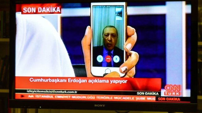 Ердоган се бори срещу телефона, който някога го спаси 