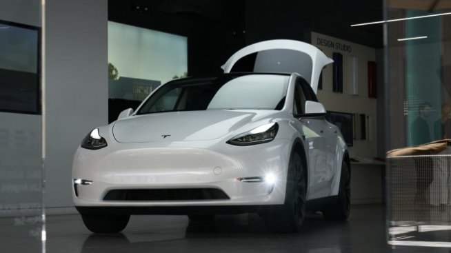 Tesla записа спад на доставките след драмата с Covid-19 в Китай