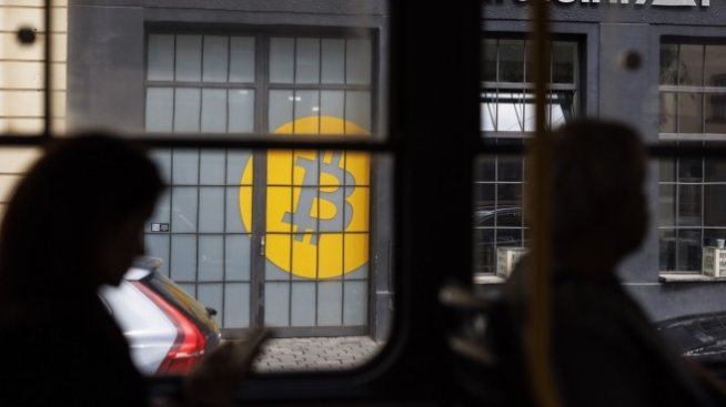 Биткойнът се задържа на новото си ниво на подкрепа от 19 хил. долара