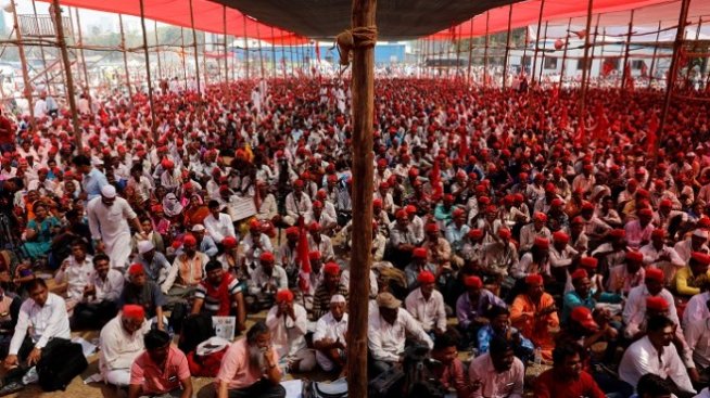 Хиляди индийски фермери поеха на поход с искане правителството да ги подпомогне