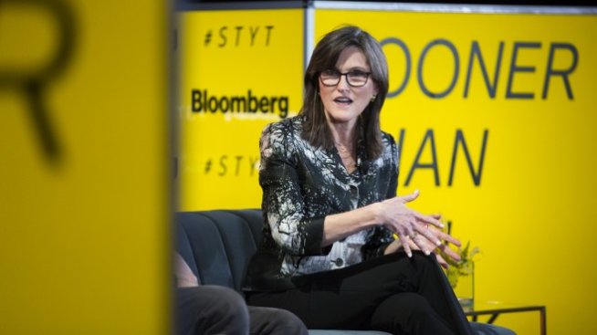 За 8 дни Кати Ууд продаде акции на Tesla за 300 млн. долара 