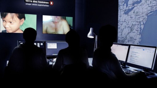 Виртуално момиче съблазнява педофили