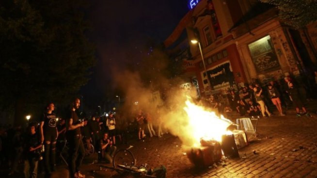 Най-малко 76 полицаи са ранени при протест на антиглобалисти в Хамбург