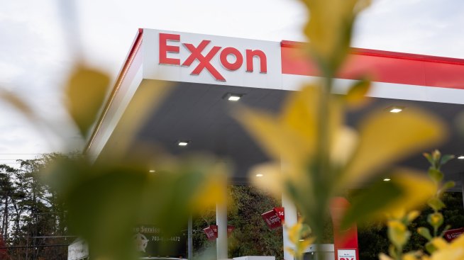 Защо Big Oil продължава да генерира стабилна печалба въпреки по-ниските цени на петрола?