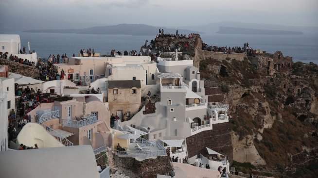 В гръцкия рай за Airbnb учители са принудени да спят в колите си