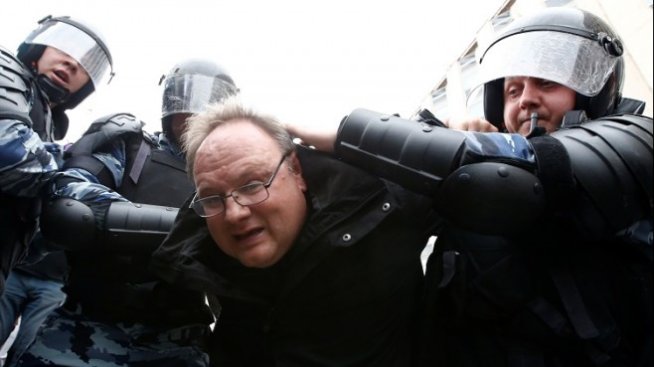 Стотици протестиращи срещу корупцията са арестувани в Москва и Санкт Петербург